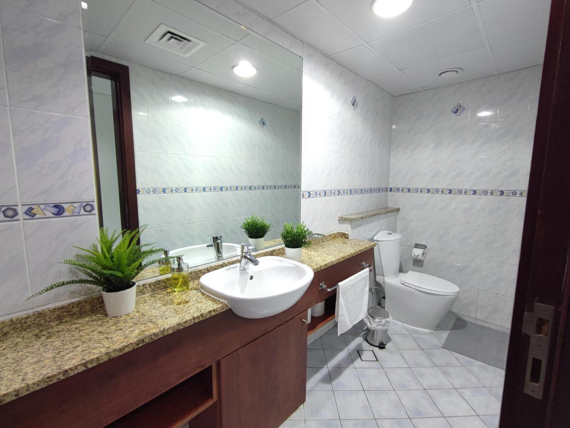 One Bedroom Apartment With Pool & Gym Near Marina دبي المظهر الخارجي الصورة