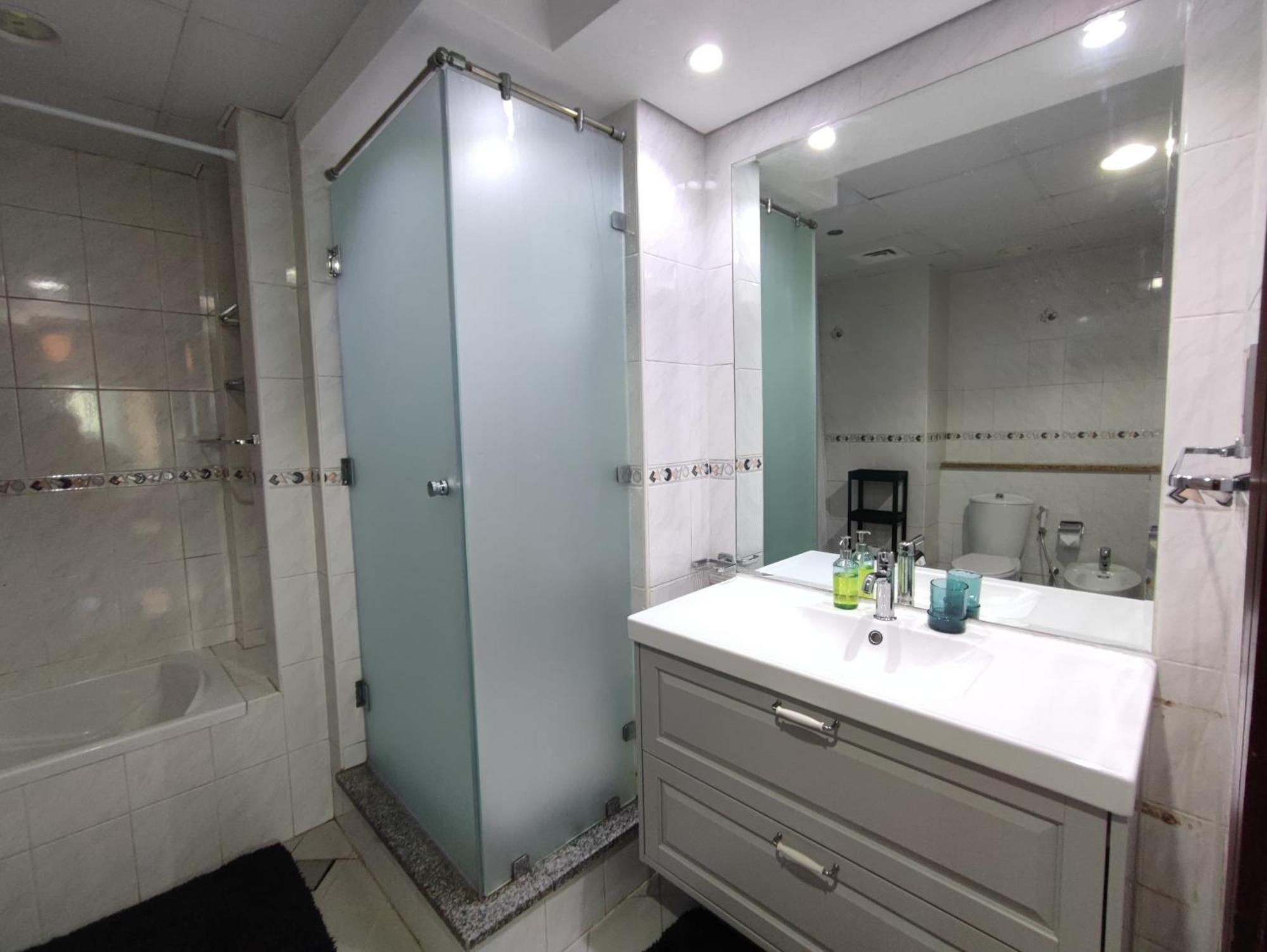 One Bedroom Apartment With Pool & Gym Near Marina دبي المظهر الخارجي الصورة
